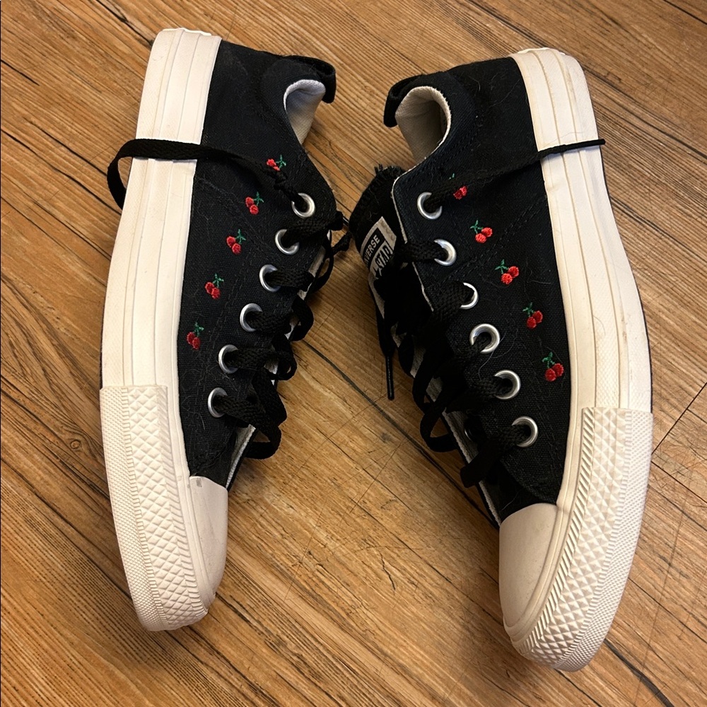 Converse Black/Cherry Low Tops Size 8 Like New